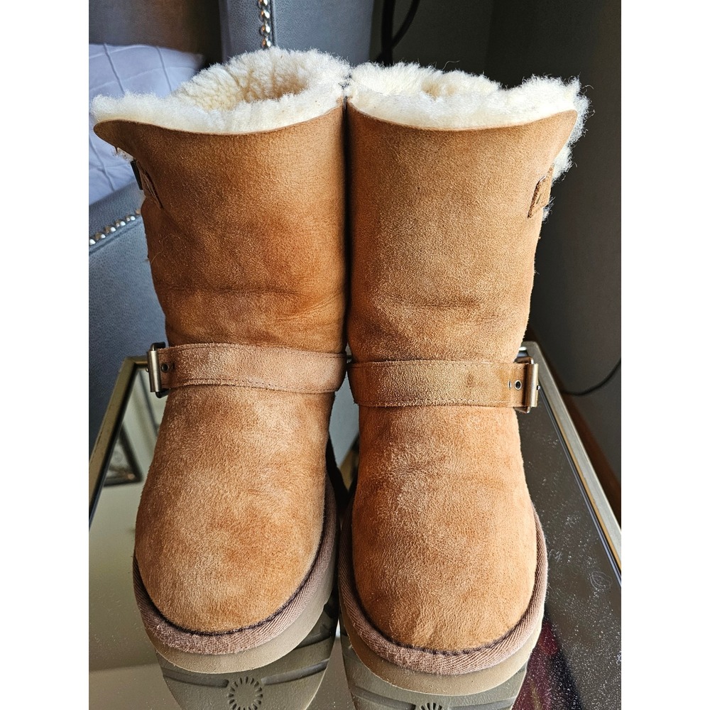 UGG Classic Short Dylyn Boots Women's 8 Chestnut Suede Sheepskin Buckle 1001202